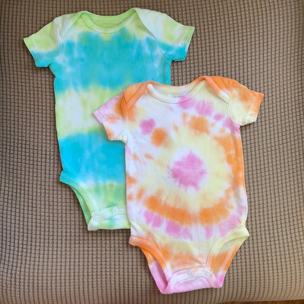 👼3 for $10👼 Carter’s Tie Dye Onesies. EUC. Size 3M.